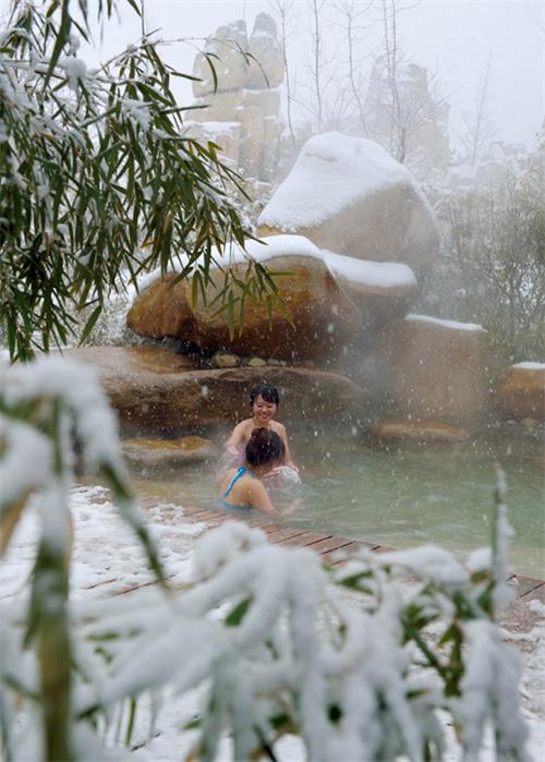 雪中享浴温泉