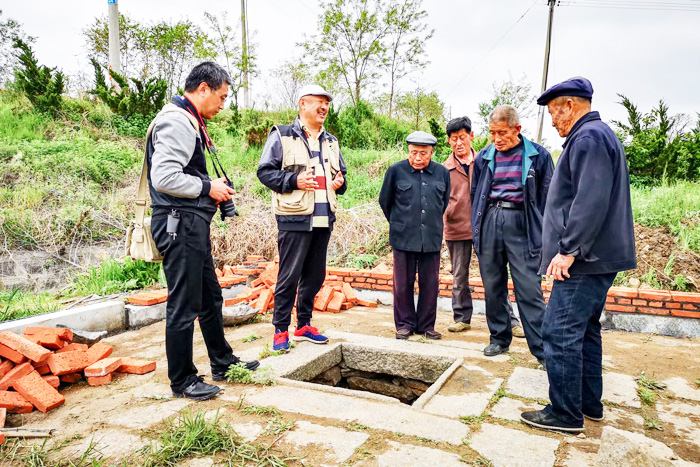 摄影家协会志愿者正在宋村镇小床村与村民一起回味一口"老井"的故事.