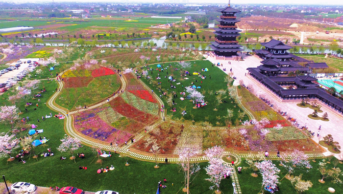 钟溪樱姿风景线 飞地项目产业园 新秀集团 巧借优势 飞地抱团 融合发展 听取介绍 现场交流 共同聚焦 大开眼界 记者 林燕洁 乡村振兴,浙江先行。 作为浙江省接轨上海的第一站,嘉善县创新村集体经济发展模式,经济强村与薄弱村抱团发展,在金边银角地段实行股份制经济,逐步实现薄弱村自我造血,其中效果最为明显的是大云镇缪家村。这个从一个原本以农业为主的浙北普通农村,近年来借着嘉善巧克力甜蜜小镇创建和全域旅游打造的契机,变身为现代农业和乡村旅游的耀眼新星。 虽与嘉善县