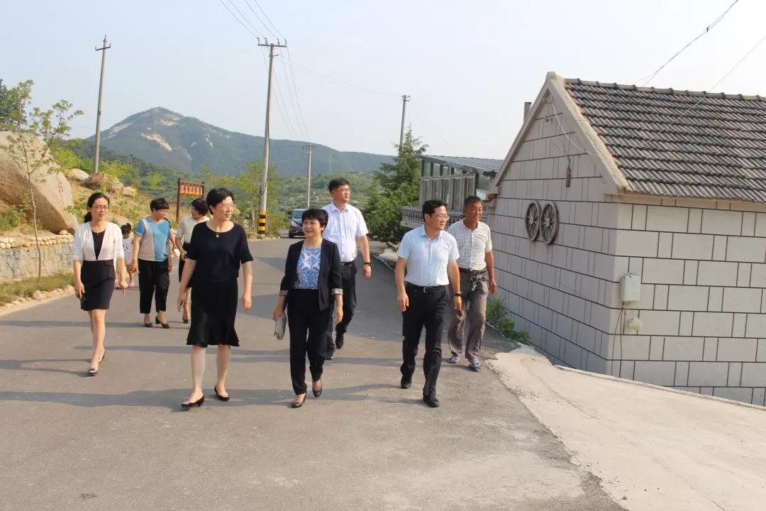 界石镇:威海市妇联一行到我镇看望百岁老人王淑贞,调研"精致农家"创建