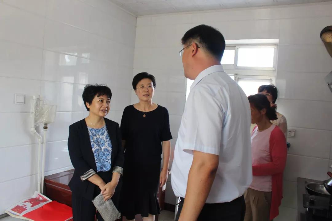界石镇:威海市妇联一行到我镇看望百岁老人王淑贞,调研"精致农家"创建