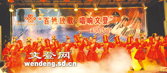 记者 王永光 歌舞《中华全家福》 绝艺《川剧变脸》 齐唱《战士就该上战场》 瞧,看得多入迷 7月30日晚,百姓放歌唱响文登走进军营大型文艺晚会在文登学公园隆重举行。 当晚,文登学公园临时搭建起了舞台,舞台的背景是一副巨大的图画:三军将士面向长城行军礼,白鸽在长城上空自由飞翔。整个舞台设计庄重威严、隆重祥和。 7:30,一声令下,《威风锣鼓》擂起来了!54名年轻战士挥臂擂鼓,骤雨一般急促的鼓点、猛虎一般雄健的呐喊声顿时响彻公园,拉开了晚会的帷幕。 随后,文登市艺术团的演员与驻