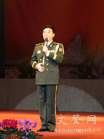 图为唐爱国表演相声《舞台逸事》(宋振玉 摄)